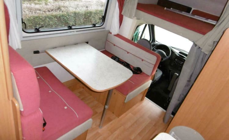 Beau et grand camping-car familial pour 6 personnes