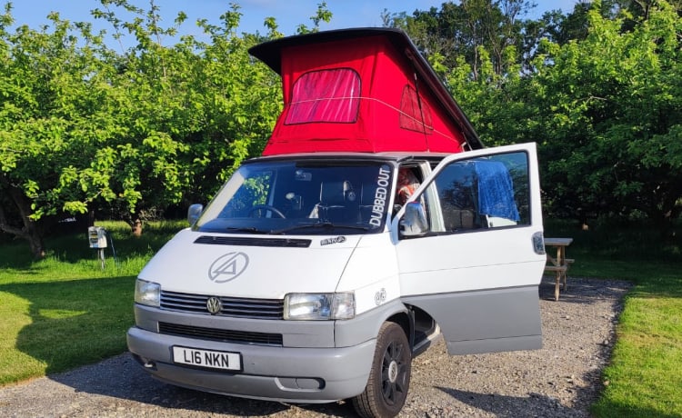 Link  – Opvallende Volkswagen T4 met 4 slaapplaatsen