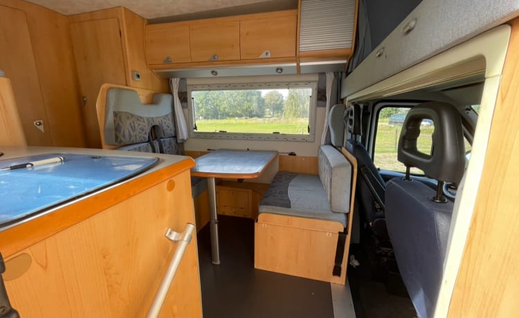 6-person Fiat with bunk bed, air conditioning, solar panels