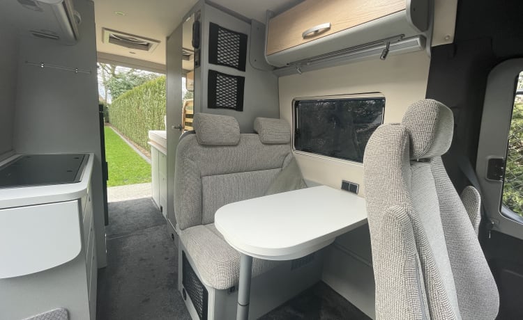 Avontuurlijk Mercedes-Benz Hymer luxe Campervan 2p