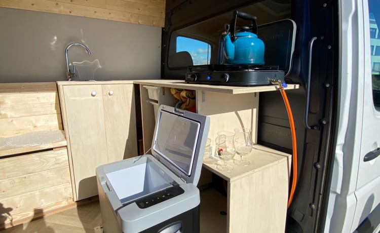 Cochonnette – Stealth & basic camper bus with XL bed