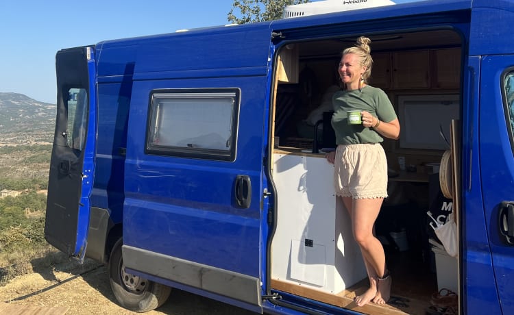 Ollie – Comfortable, attractive 2 person bus camper