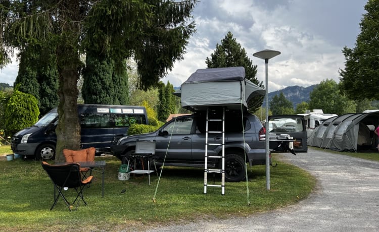 Toyota Land Cruiser 120 con tenda sul tetto