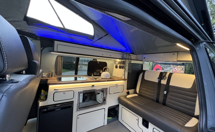Shelagh – Campervan Volkswagen 4 couchettes 2020- Assurance incluse