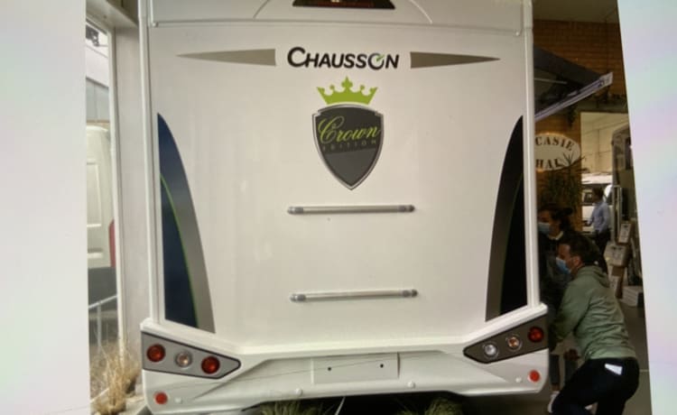 Chicken Run – New and perfectly equipped mobile home Chausson 747 automatic for rent.