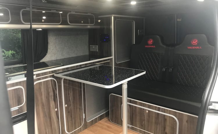 Apollo – Camper 4 posti letto (possibilità di upgrade a 6 posti letto con tendalino Drive away)