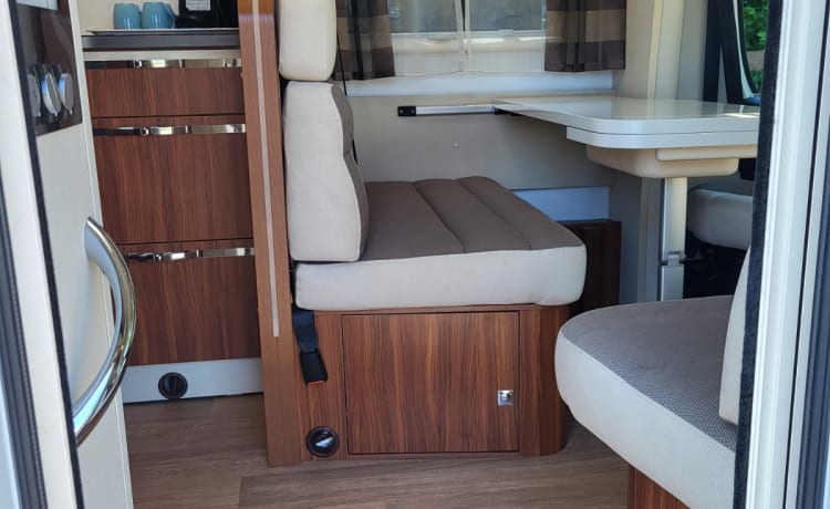 XL 670 SL – Camper ad alcova Adria molto spazioso con aria condizionata