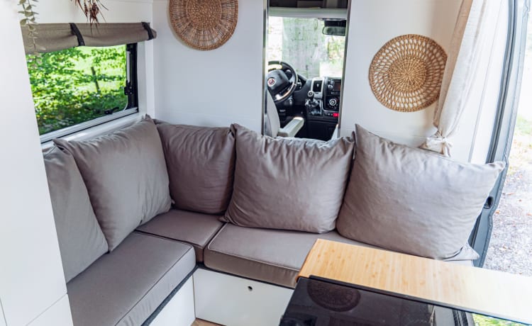 El Monstro – Luxurious and comfortable 2 person camper bus