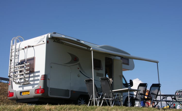 Lola Frisia – Compacte volledig ingerichte 6 persoons camper met stapelbed top indeling