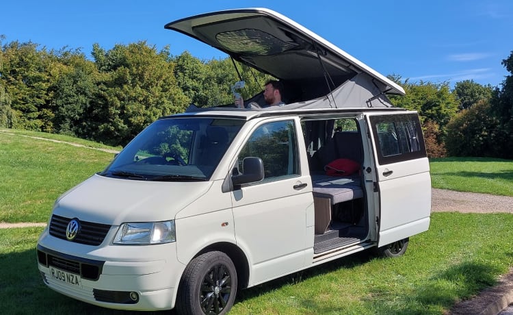 Roma – Volkswagen T5 2009 mit 4 Schlafplätzen