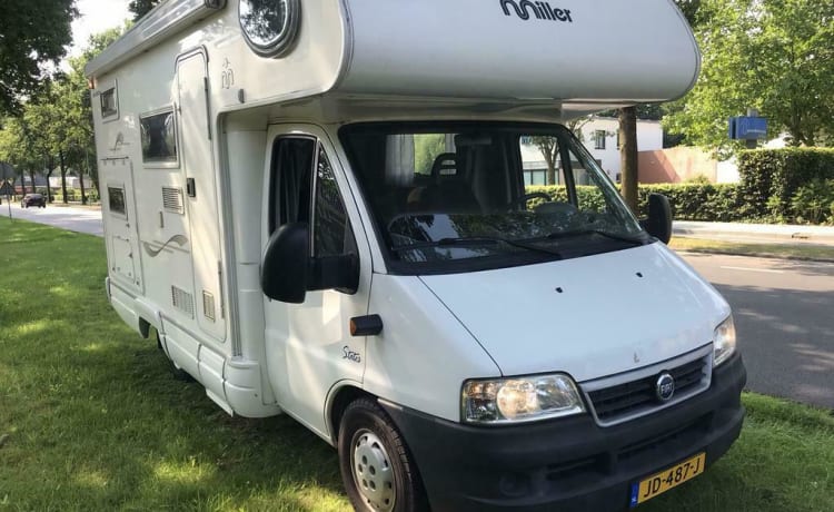 6-person Fiat with bunk bed, air conditioning, solar panels