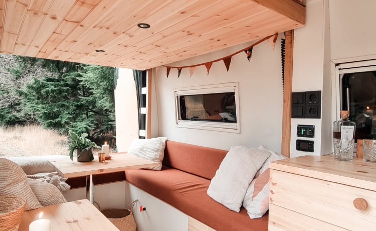 Highlander – Fast, cool and cozy camper bus!