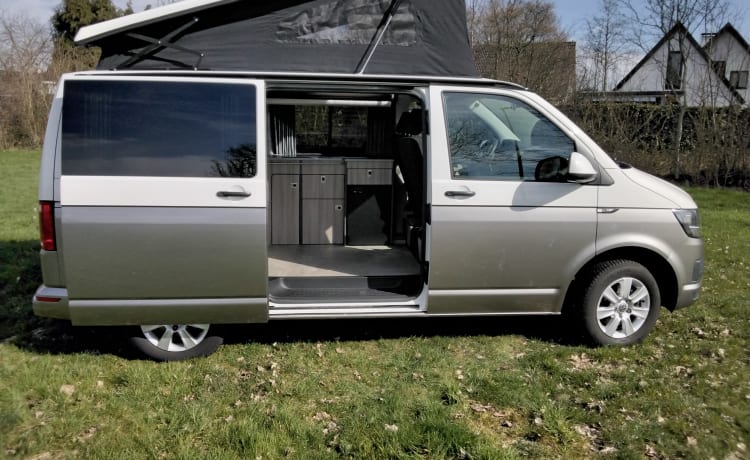 Onze trots – 2p VW Transporter T6 buscamper 2016 met splinternieuwe camperinrichting  