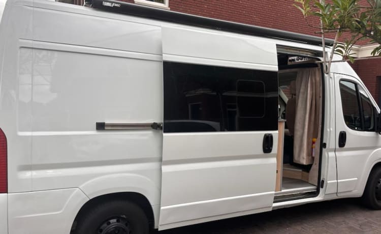 Bowie – Ervaar de vrijheid van reizen in mijn comfortabele camperbus!