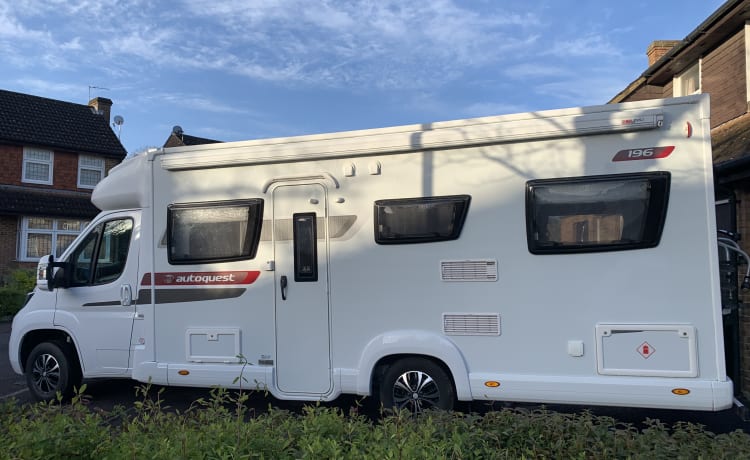 Autoquest 196 – Autoquest 196 motorhome 6 berth (delivery and pick up available)