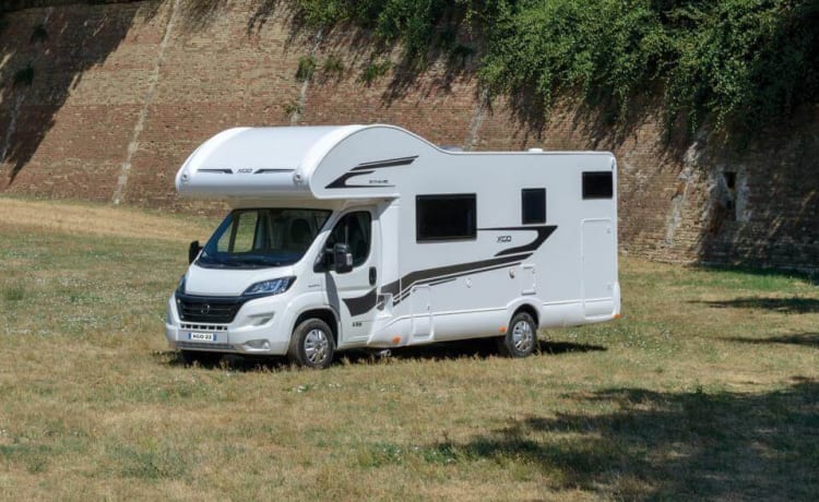 XGO King 1 – Nuovissimo e lussuoso camper mansardato per 5 persone