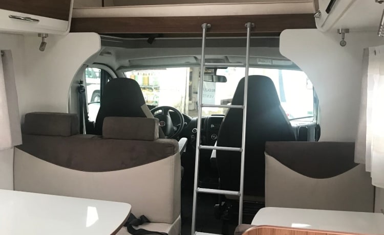 Camper 2 – Camping-car familial Pilote 6 personnes spacieux et luxueux avec Playstation et TV LED !