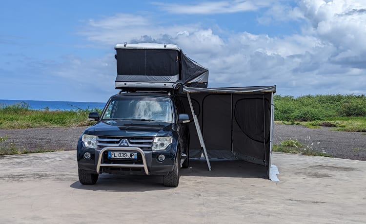 Le flamboyant  – Mitsubishi Pajero 4 --  Île de la Réunion