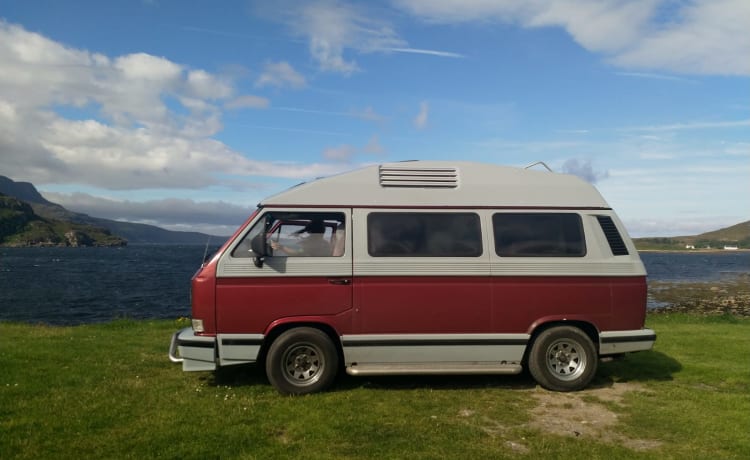 Originale Volkswagen T3 Dehler retrò con attrezzatura da campeggio completa.