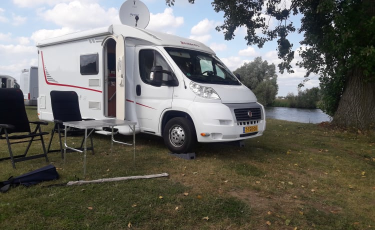 Compacte gezellige 2/4 persoon Camper 