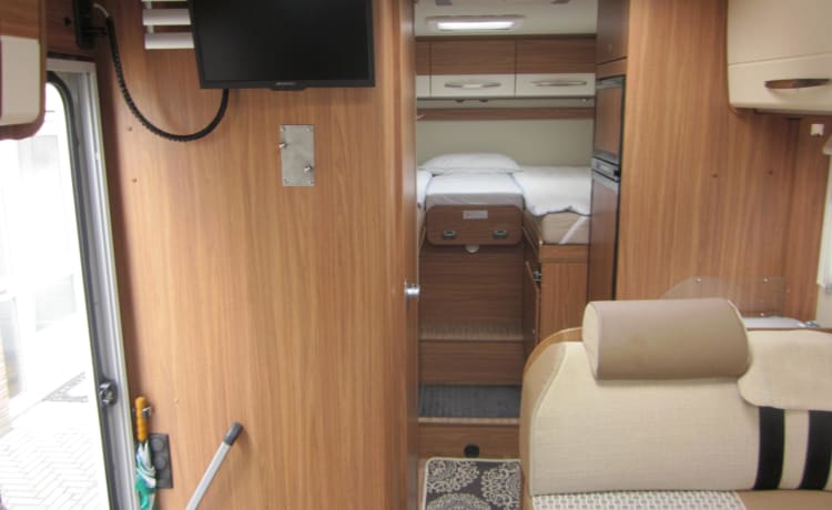 Spacious neat 2 pers. carado / hymer camper.