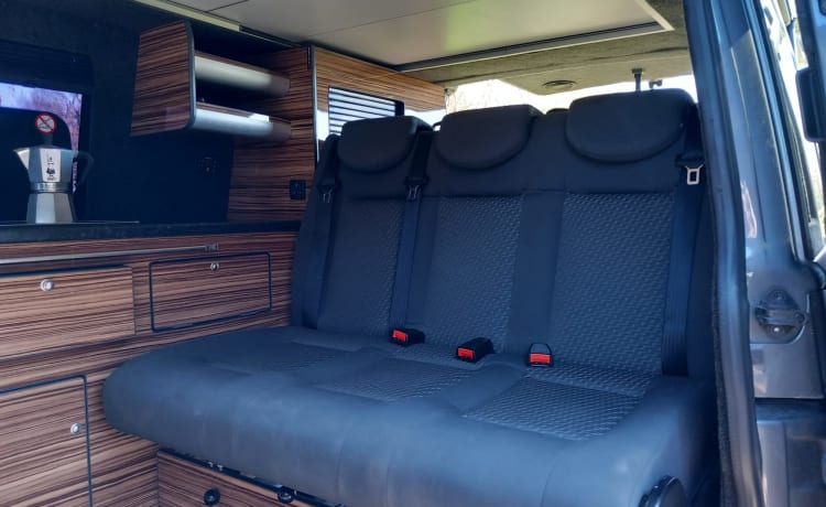 The Incredible Chris – Camper VW 6 posti, completamente convertito, 60.000 ore di moto