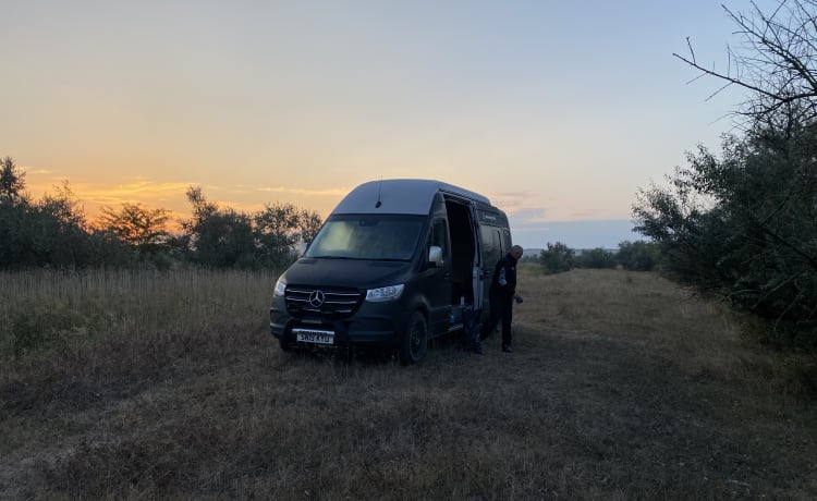 Avandra  – Avonturenbusje met garage, 4 zitplaatsen met gordel, tent en dakbed met 2 slaapplaatsen. 