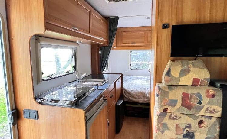 Annabelle – Camping-car familial spacieux pour 5/6 personnes avec alcôve Fiat Sea de 2004 avec panneaux solaires