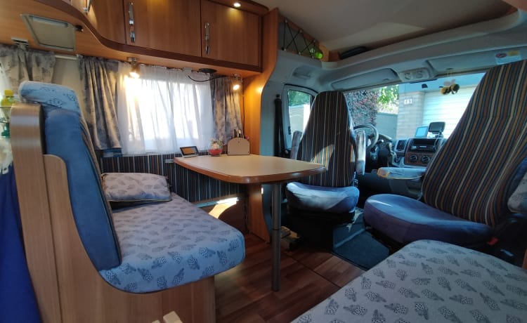 Kievit – 2p Hymer semi-integrated from 2010 (with room for 3rd person)