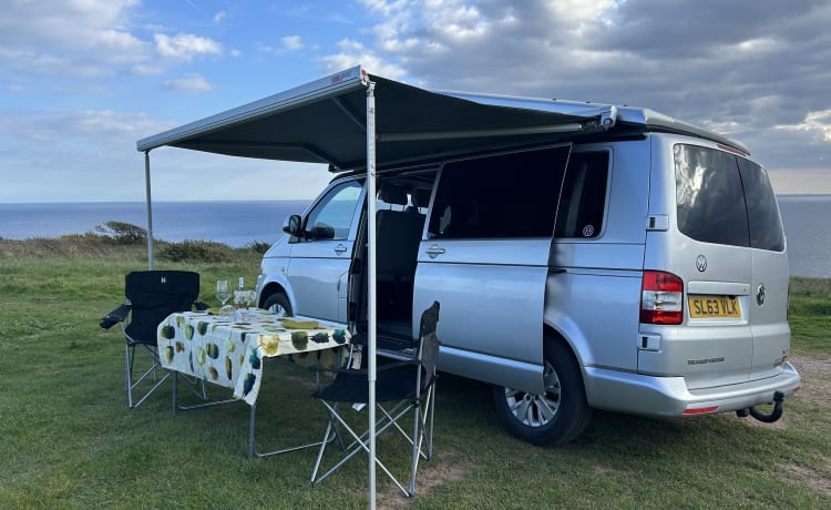 Daphne – 4 berth Volkswagen campervan, clean and tidy