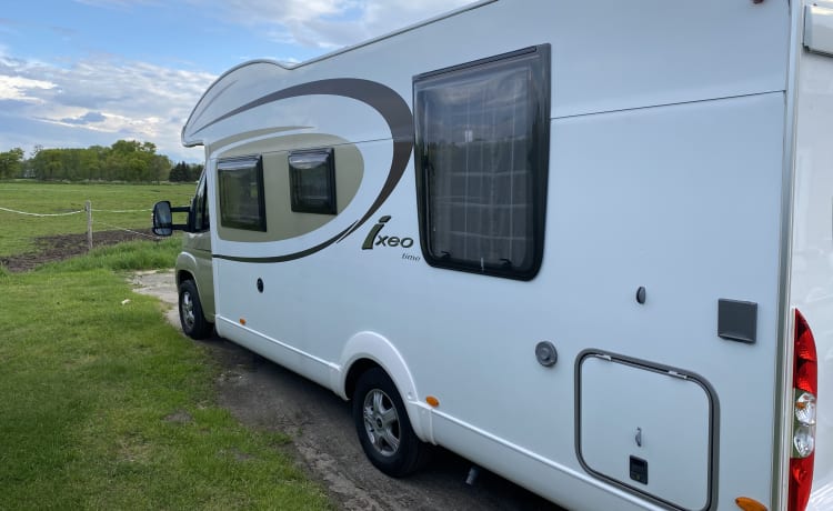 Burstner ixeo time 734 – Sehr luxuriöses Camper-Queensize-Bett mit Klimaanlage Nespresso