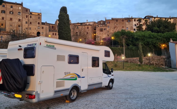 Geräumiger und komfortabler Familiencamper. 6p Chausson Alkoven von 2008