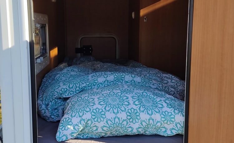 Diesel de roze schaats (kids zijn creatief 😄) – Comfortable and complete 6p alcove camper