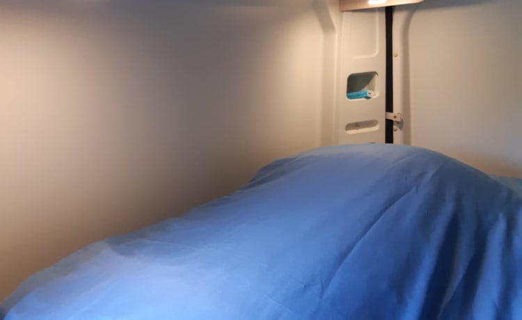 Fijne Pössl camperbus met comfortabel bed