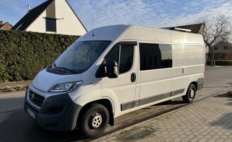 Fiat Ducato buscamper voor 2/3 personen en mogelijkheid extra babybed 