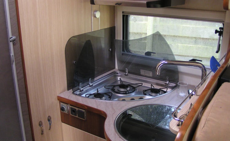 Fleurette Florium – Spacious 4p Fleurette Semi-Integral from 2013 based on a Fiat Ducato.