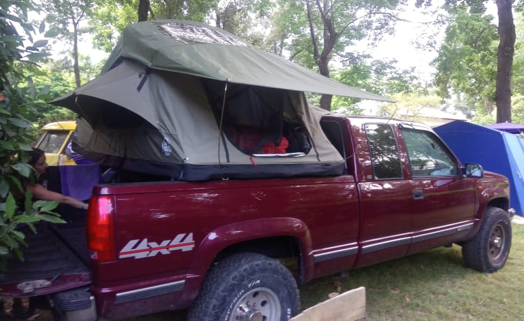 Chevy – Chevy PickUp V8 diesel à quatre roues motrices avec tente de toit et attelage 3,5 à