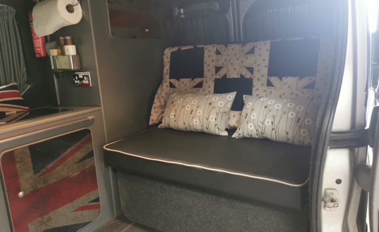 Binky – Camper Nissan a 2 posti letto del 2008