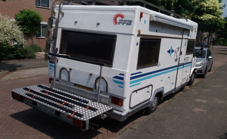 Camping-car robuste et spacieux : lit fixe, grand porteur (également éventuellement moteur), barres de toit