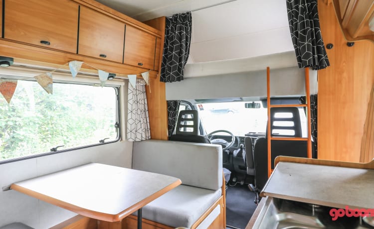 Camper familiare compatto e completo