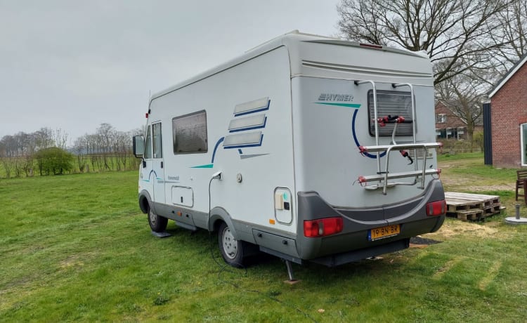 Cozy 5-person Hymer integral camper