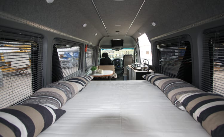 Superruime luxe MB Sprinter Buscamper 2010 mit XXL Widebed (2p)