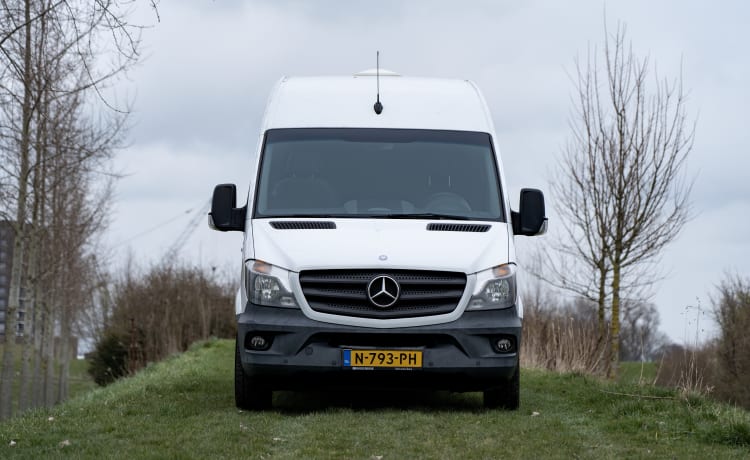 Benzie – 2p Mercedes-Benz off-grid bus 