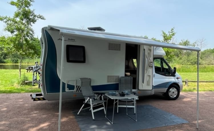 Spacious two-person Hobby camper with a spacious French bed