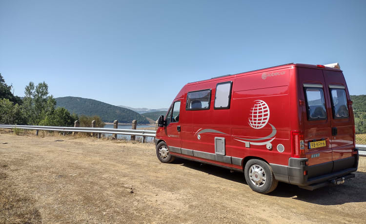 Soof – Enjoy traveling with the 2p Fiat bus camper Soof!