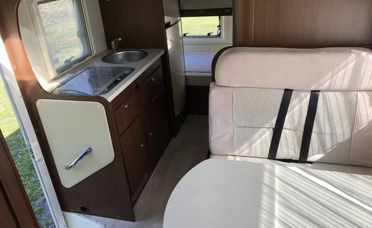 Luxuriöser geräumiger 6-Personen-Familiencamper mit Klimaanlage (2x), Garage und Inventar.