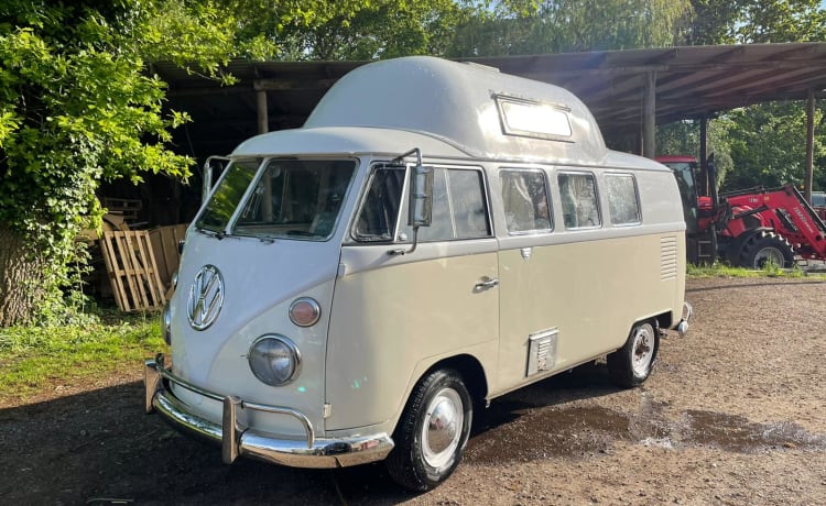 Snowy – 2 berth Volkswagen campervan from 1957