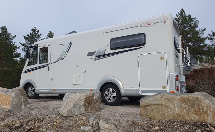 Lotta – Gezellige ruime 4 persoons camper LMC 665