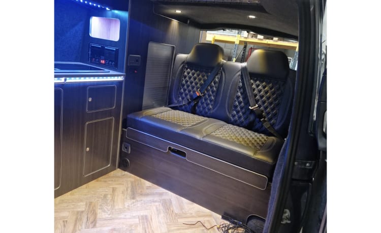 Victor  – Camper Mercedes-Benz passo extra lungo con 4 posti letto 