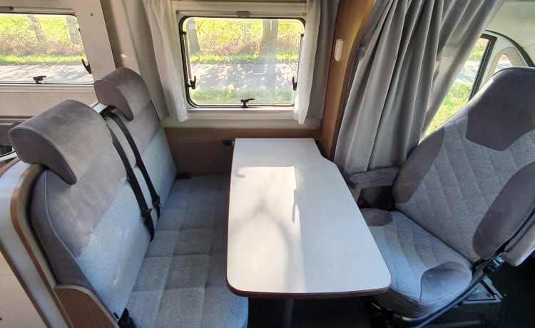 Camping-car Carado T338 2 à 4 personnes